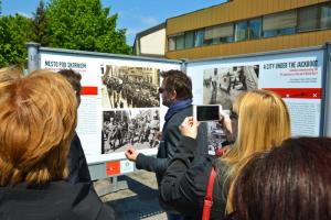 dr. Tone Kregar obiskovalcem predstavlja razstavo